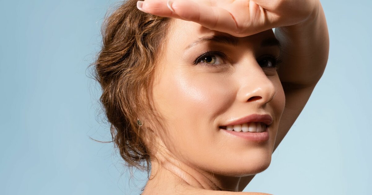 Schütze deine Haut So trägst du Sonnencreme über Makeup auf